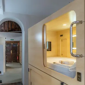 Hostelit, Capsule Nocleg ze śniadaniem